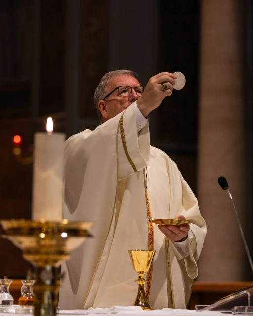 Padre celebrando a missa